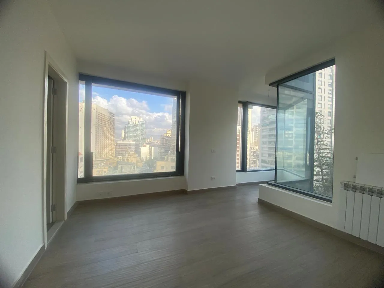 Luxury Living! Apartment with Sea & City View For Rent in Clemenceau, Ras Beirut — الصورة 8