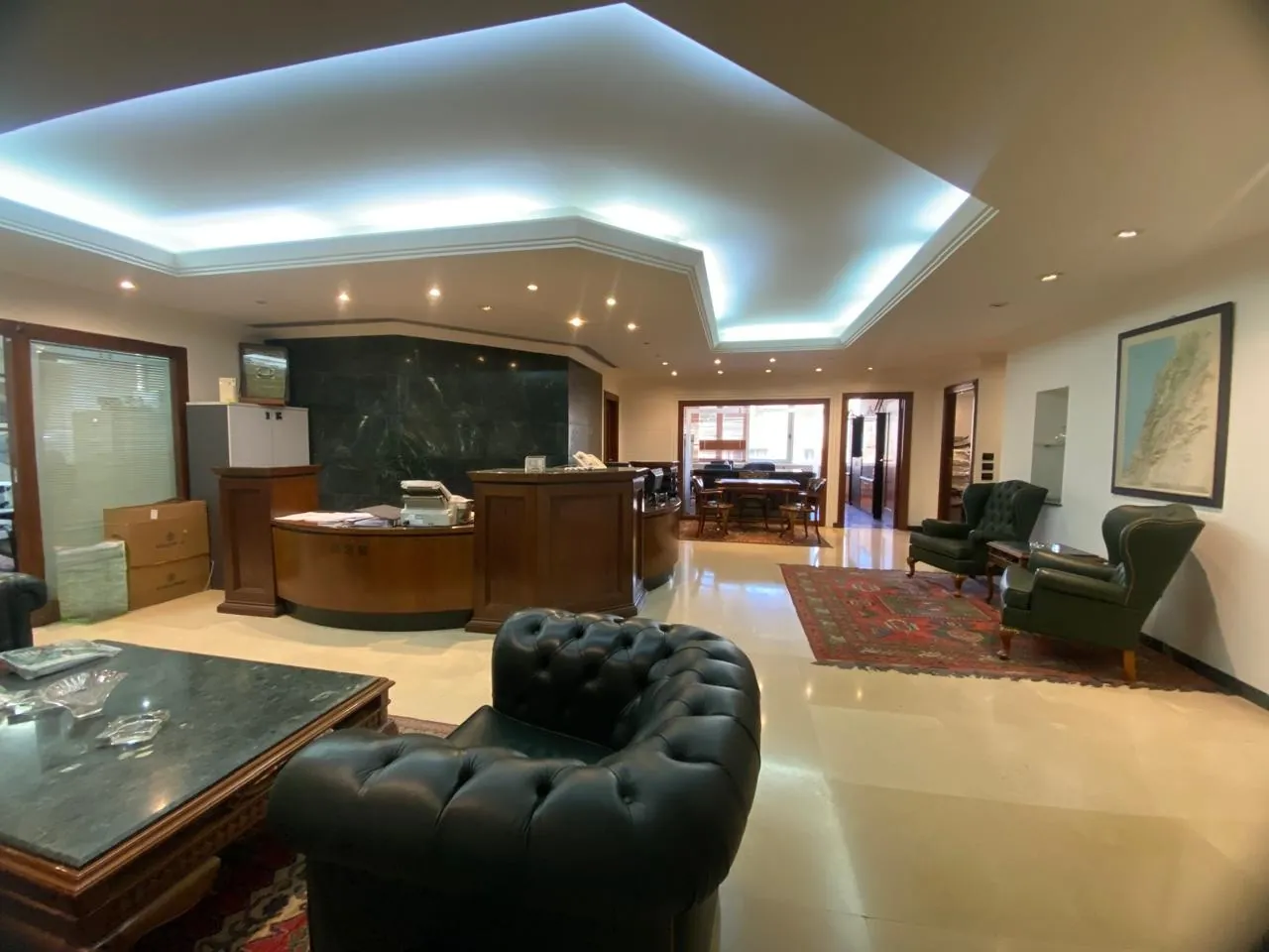 Spacious & Unfurnished Office For Sale in Commercial Building in Verdun, Beirut — الصورة 2