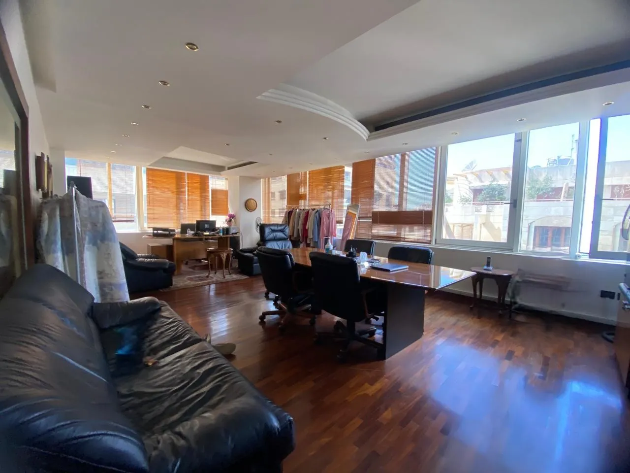 Spacious & Unfurnished Office For Sale in Commercial Building in Verdun, Beirut — الصورة 3