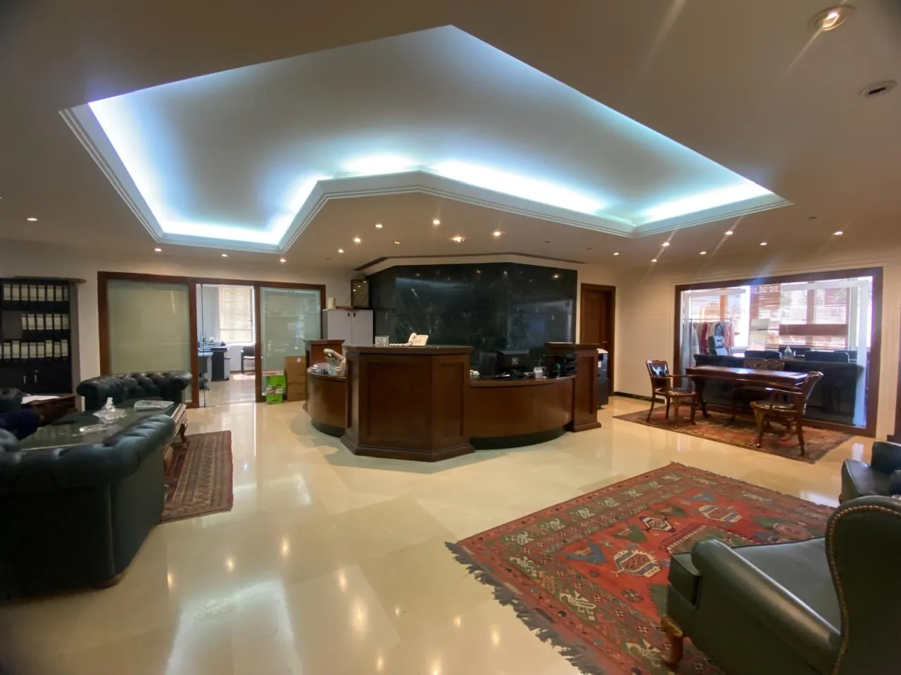 Spacious & Unfurnished Office For Sale in Commercial Building in Verdun, Beirut — الصورة 4