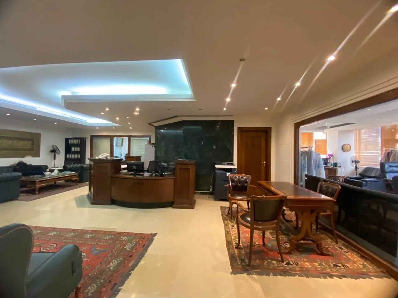 Spacious & Unfurnished Office For Sale in Commercial Building in Verdun, Beirut — الصورة 5