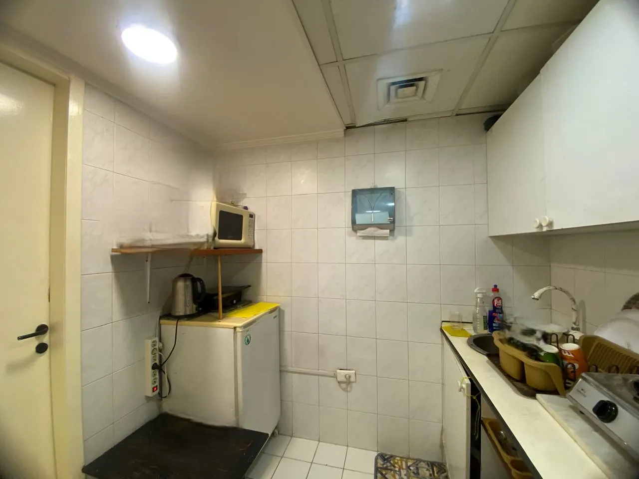 Spacious & Unfurnished Office For Sale in Commercial Building in Verdun, Beirut — الصورة 7
