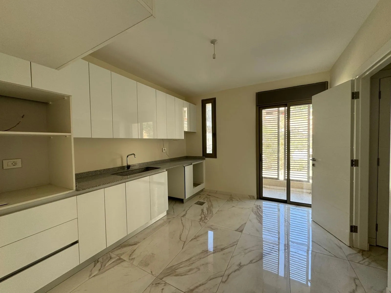 Brand New Apartment For Sale in A Prime Location in Mar Moussa — الصورة 3