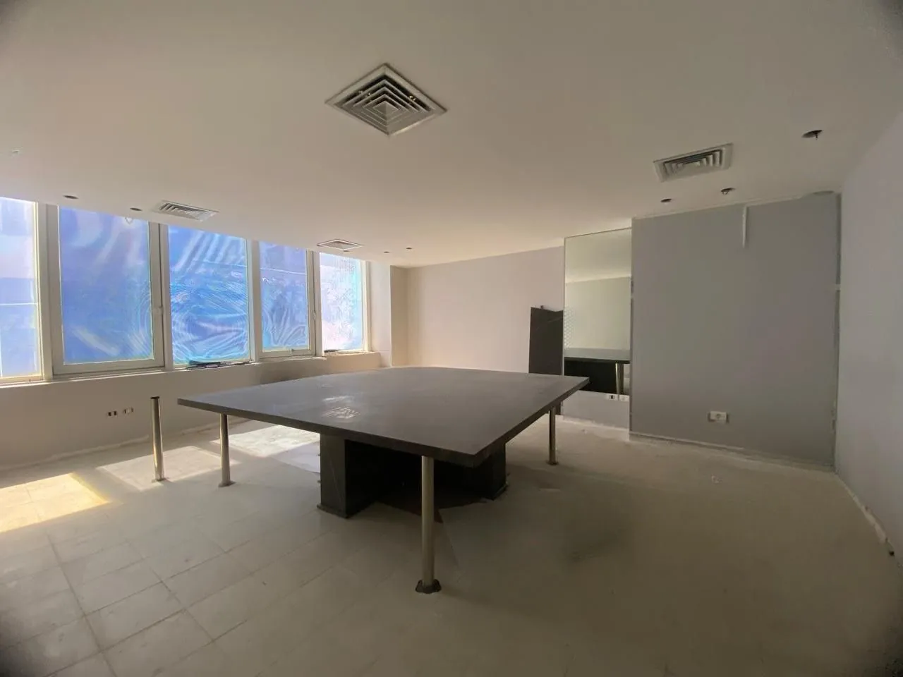 Office For Sale in a Commercial Building in Verdun, Beirut — الصورة 3
