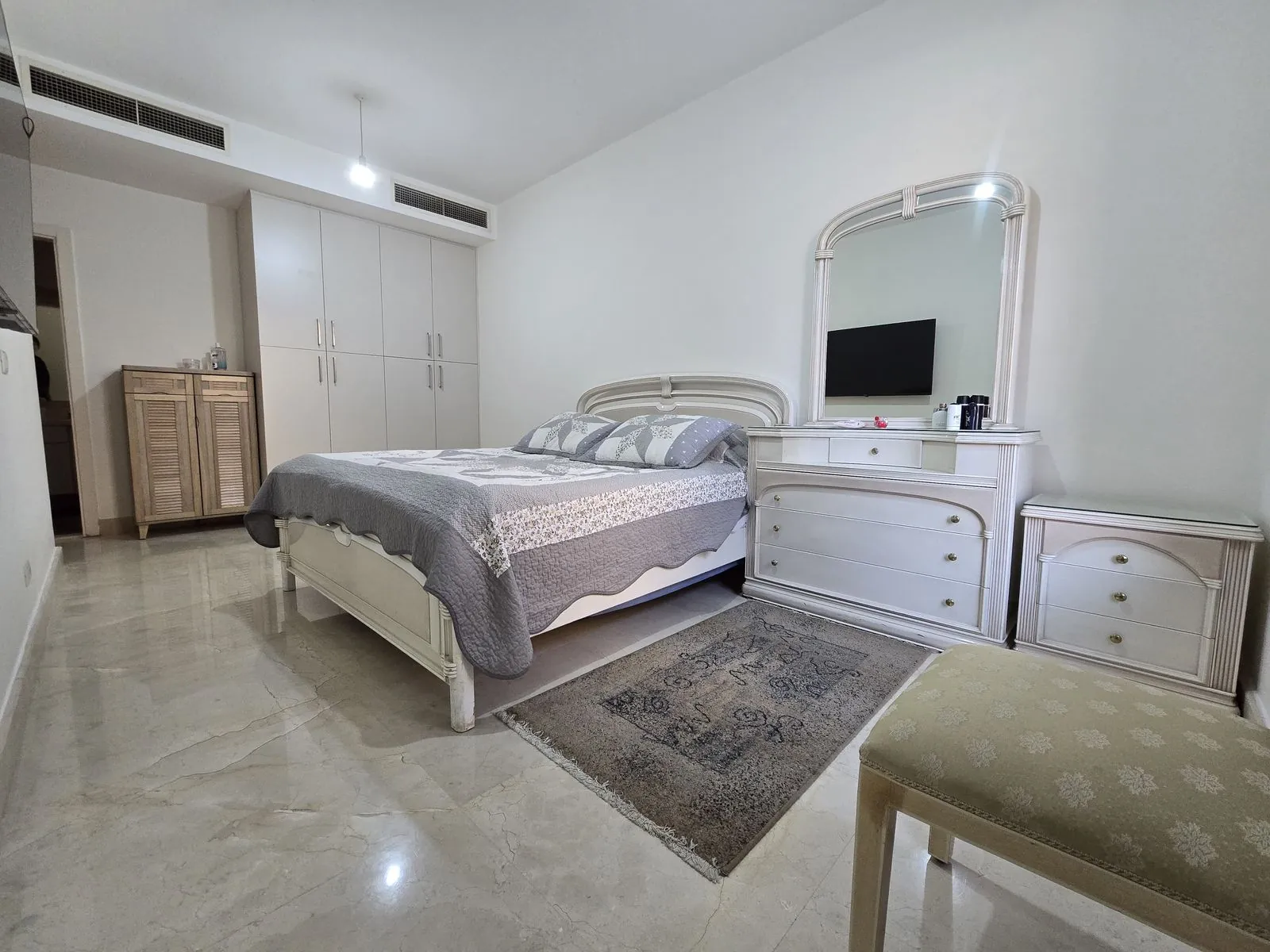 3-Bedroom Apartment in Great Location For Sale in Achrafieh, Sassine — الصورة 10
