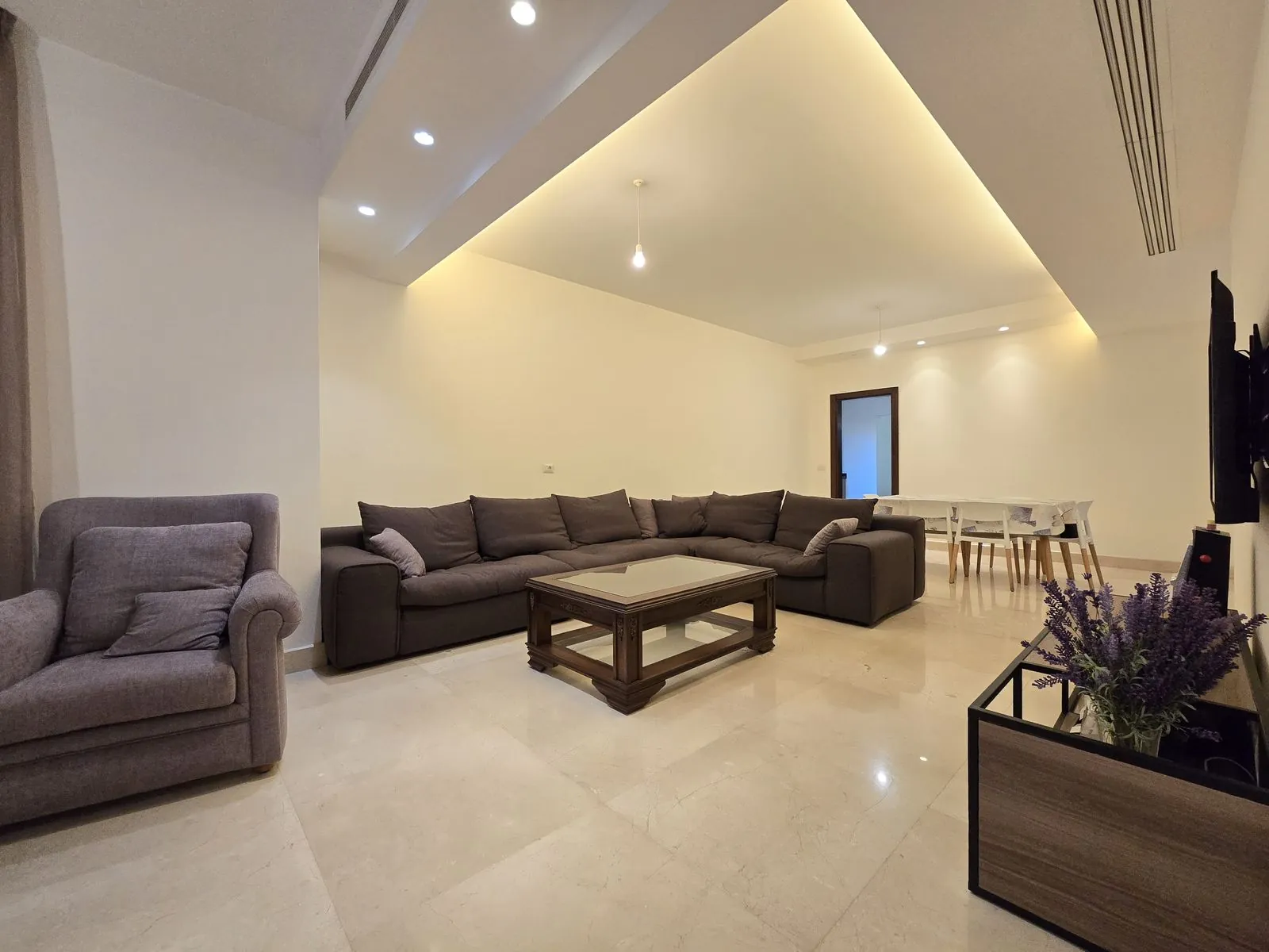 3-Bedroom Apartment in Great Location For Sale in Achrafieh, Sassine — الصورة 2