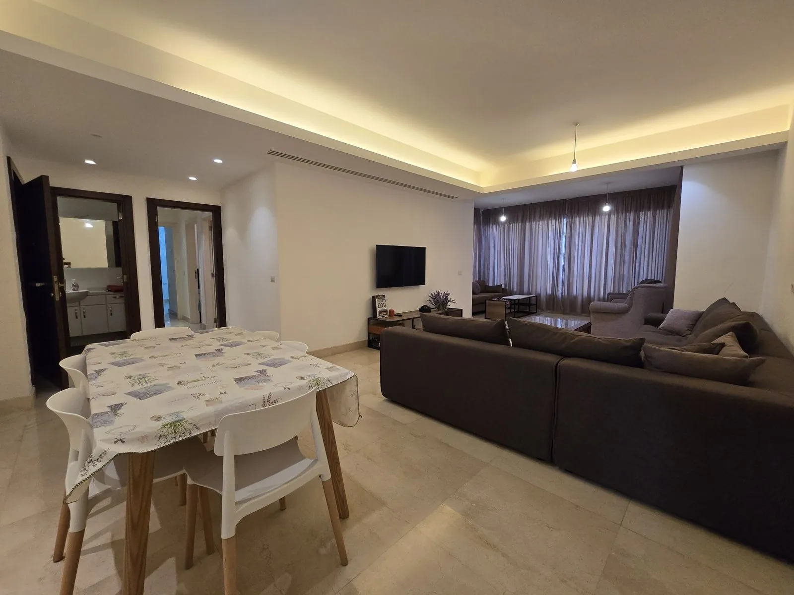 3-Bedroom Apartment in Great Location For Sale in Achrafieh, Sassine — الصورة 3