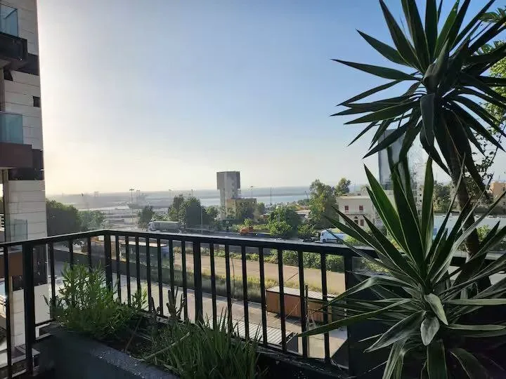 Fully Furnished Private Rooftop with Terrace & Sea View For Rent in Mar Mikhael — الصورة 10
