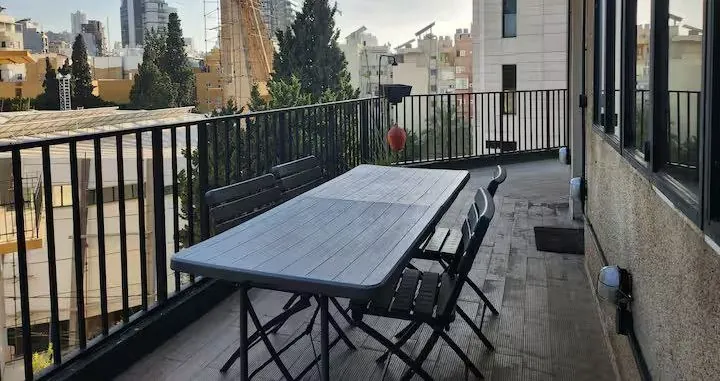 Fully Furnished Private Rooftop with Terrace & Sea View For Rent in Mar Mikhael — الصورة 9