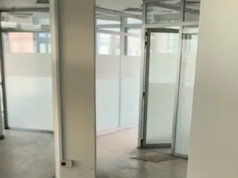 Modern & Spacious Office with City View For Rent in Sin El Fil — الصورة 4