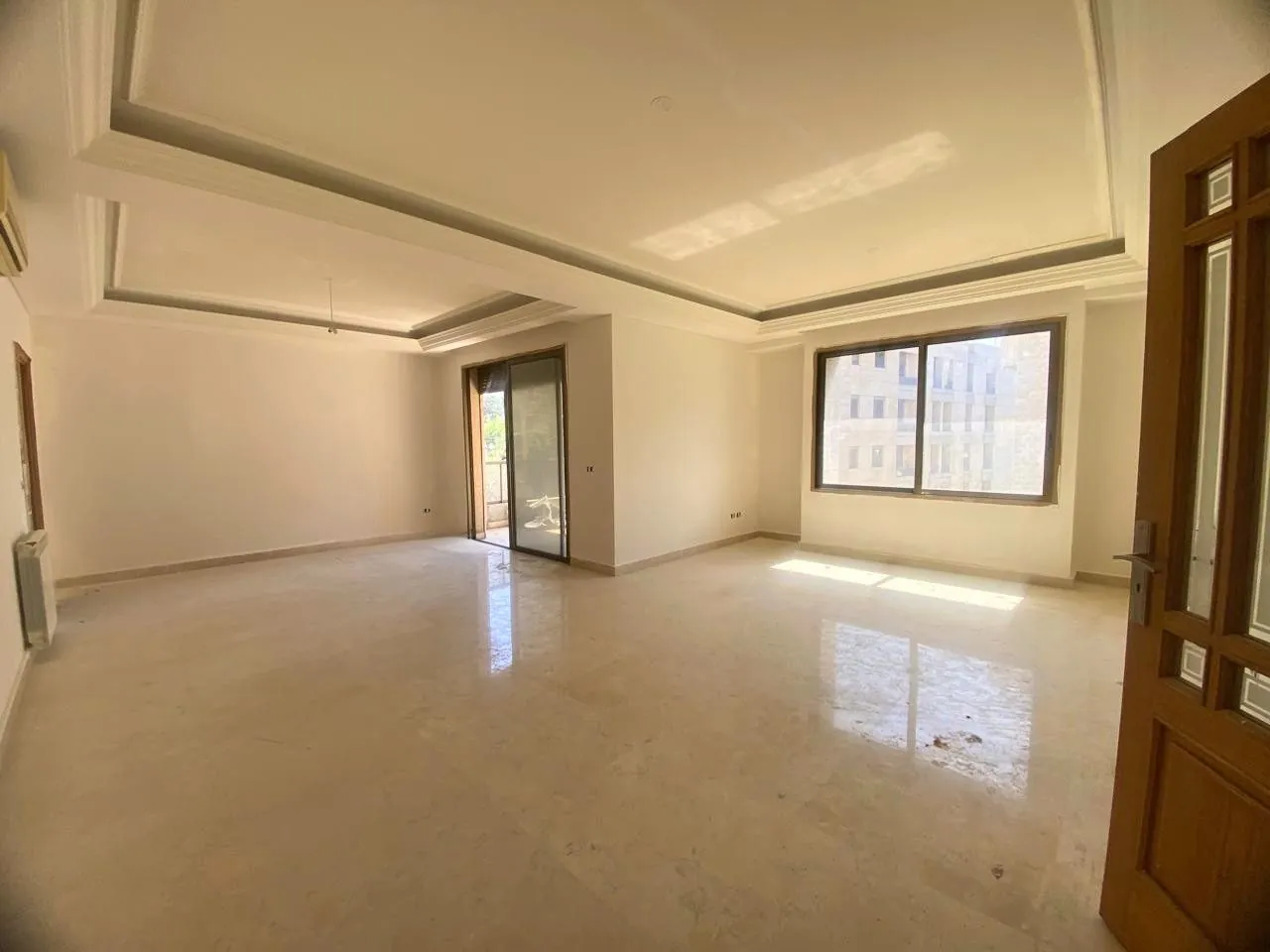 Beautiful & Decorated 4-Bedroom Apartment For Sale in Yarzeh, Baabda — الصورة 2