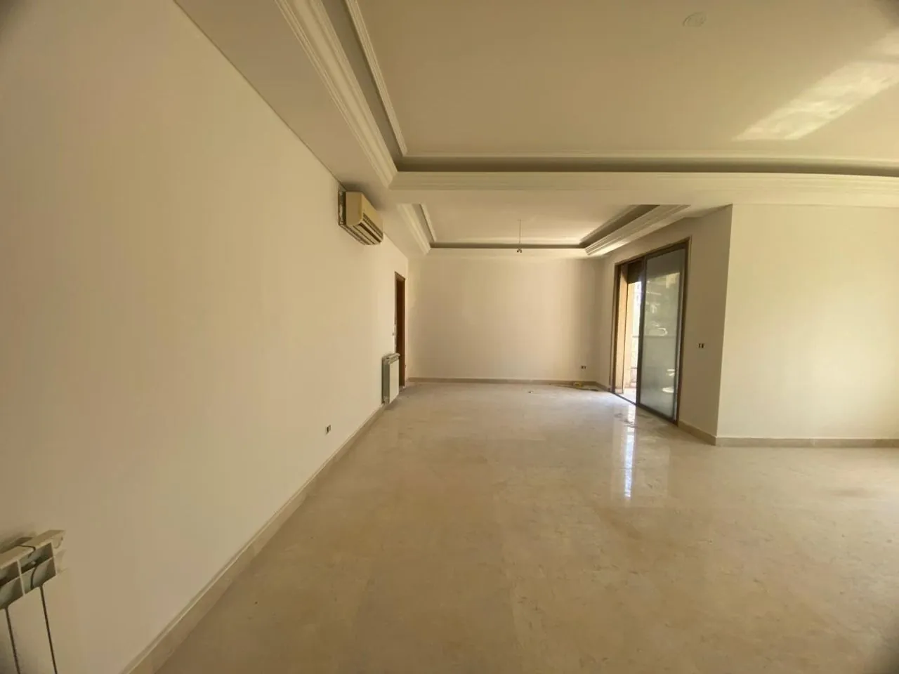 Beautiful & Decorated 4-Bedroom Apartment For Sale in Yarzeh, Baabda — الصورة 3