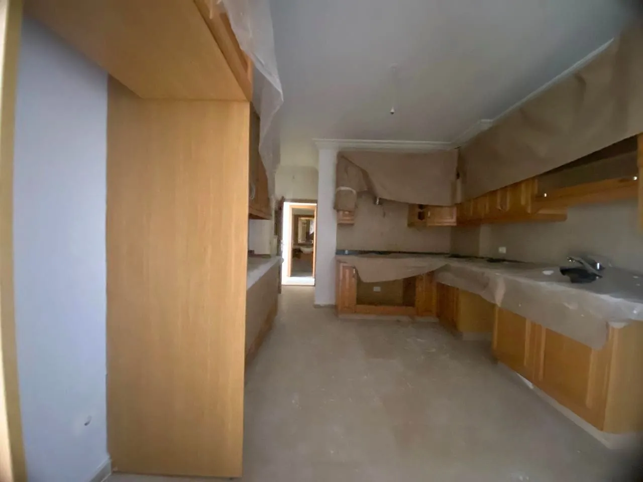 Beautiful & Decorated 4-Bedroom Apartment For Sale in Yarzeh, Baabda — الصورة 5