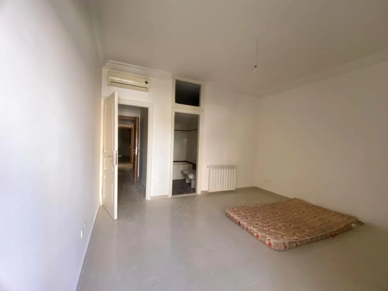 Beautiful & Decorated 4-Bedroom Apartment For Sale in Yarzeh, Baabda — الصورة 6