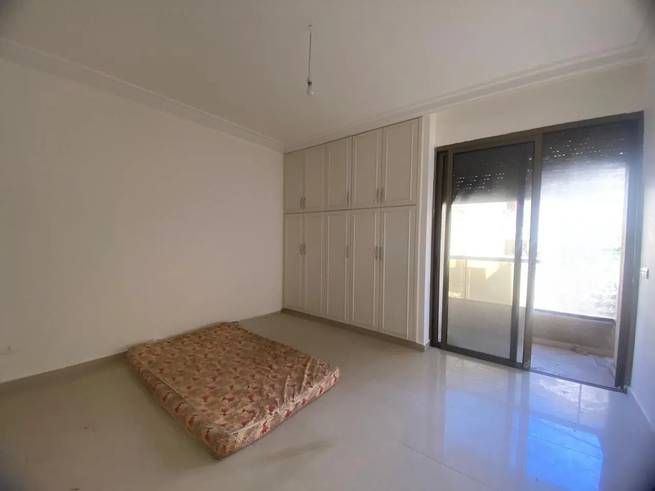 Beautiful & Decorated 4-Bedroom Apartment For Sale in Yarzeh, Baabda — الصورة 7