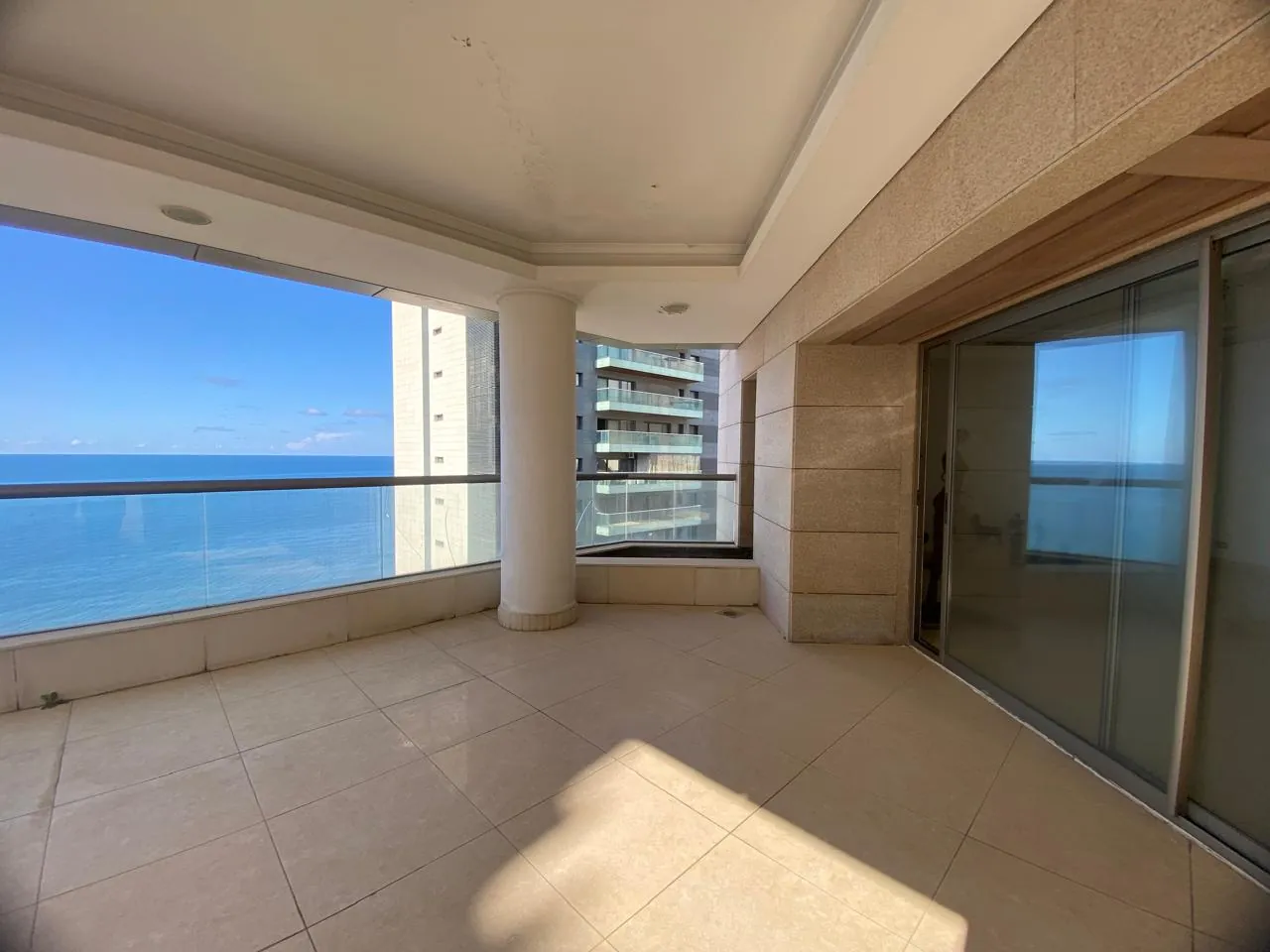 Amazing Apartment Mountain & Sea View For Sale in Ain El Mreisseh, Ras Beirut — الصورة 5