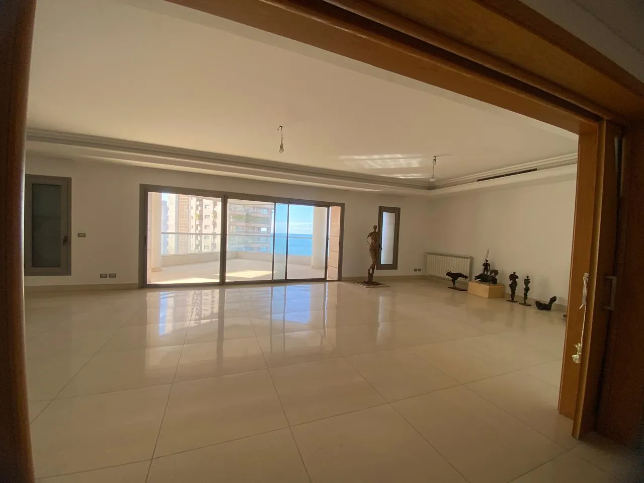Amazing Apartment Mountain & Sea View For Sale in Ain El Mreisseh, Ras Beirut — الصورة 7
