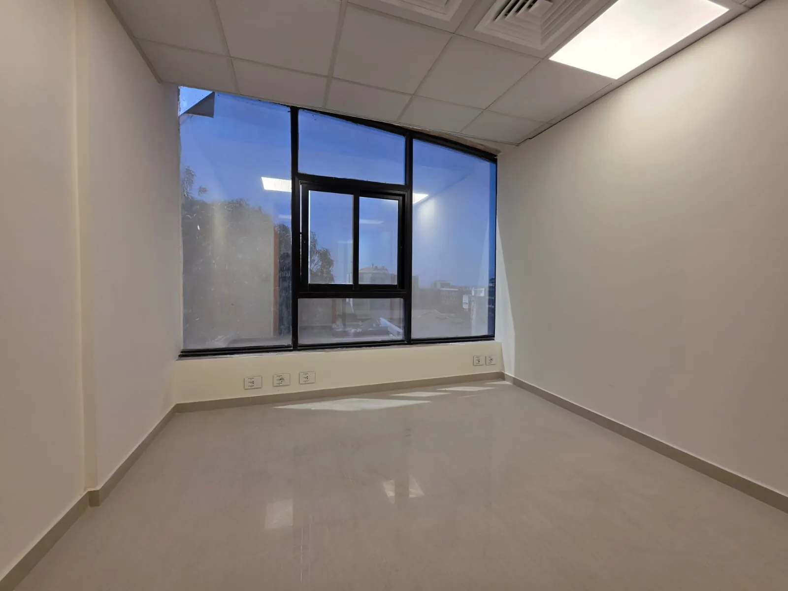 Decorated Office For Rent in A Prime Location in Hazmieh — الصورة 2