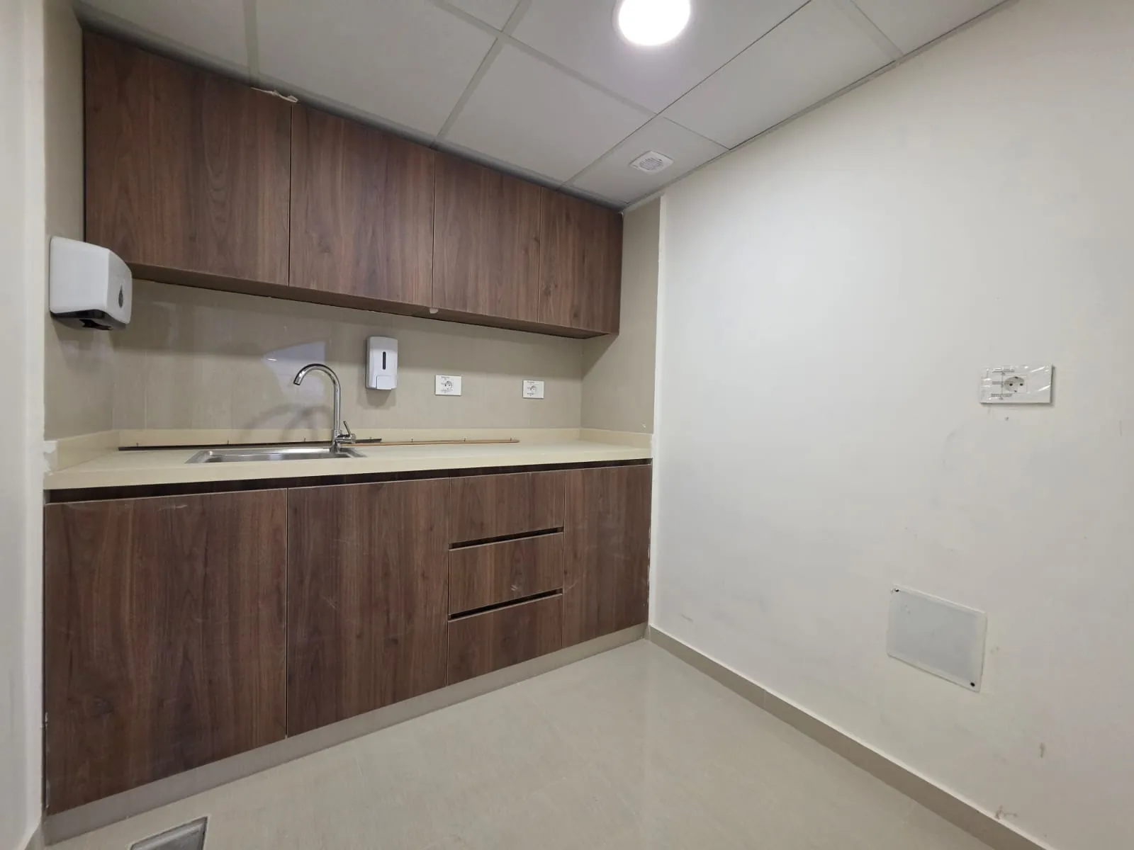 Decorated Office For Rent in A Prime Location in Hazmieh — الصورة 3