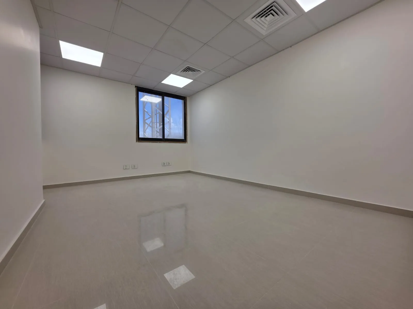 Decorated Office For Rent in A Prime Location in Hazmieh — الصورة 5