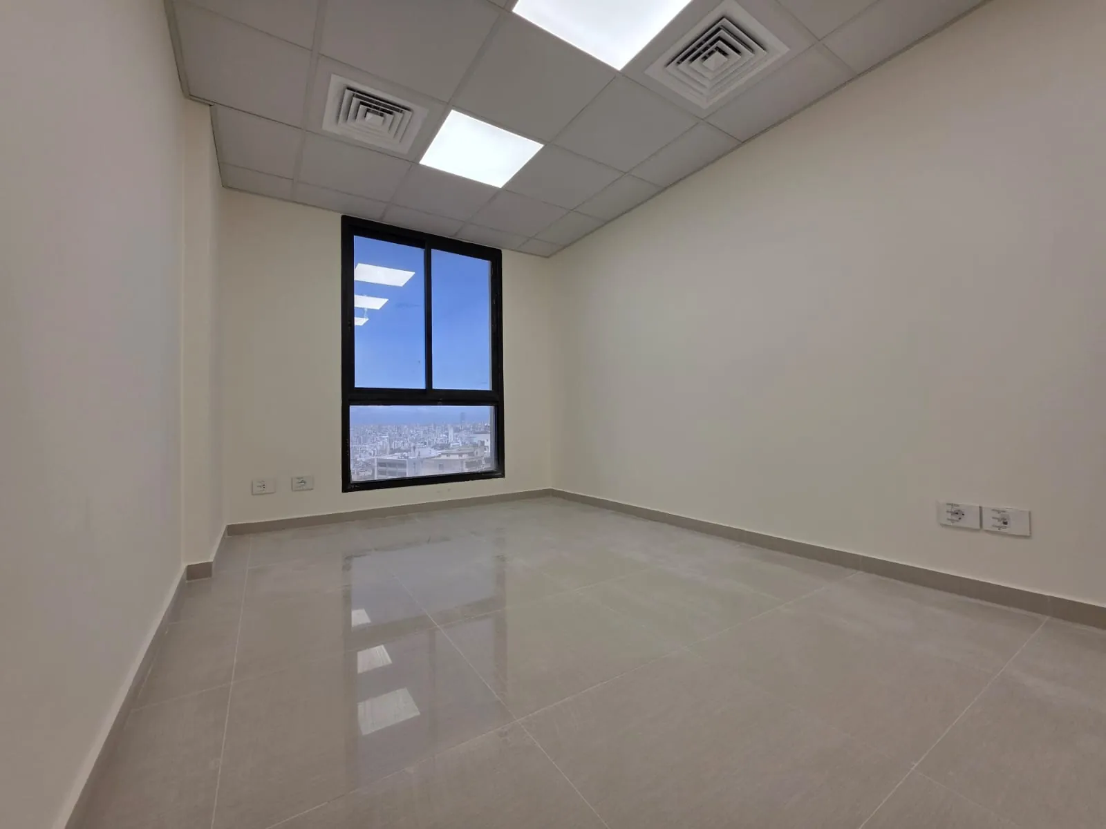 Decorated Office For Rent in A Prime Location in Hazmieh — الصورة 6