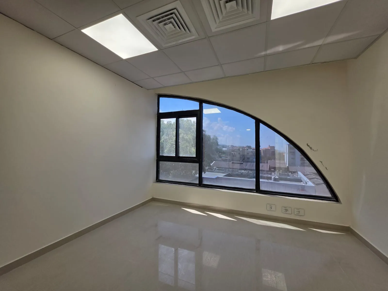 Decorated Office For Rent in A Prime Location in Hazmieh — الصورة 7