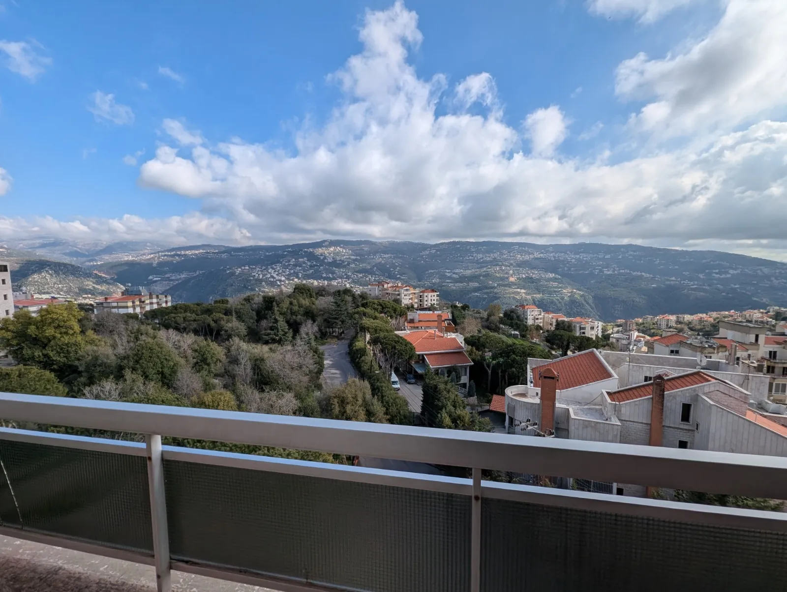 Bright Apartment with Panoramic Mountain View For Sale in Ajaltoun — الصورة 5