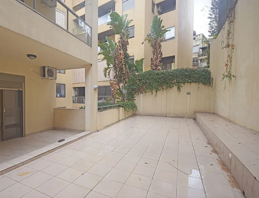 Spacious Apartment With Backyard Terrace For Sale in Mar Takla — photo 2