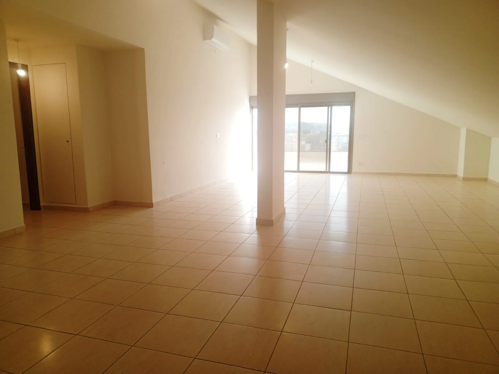 Spacious Apartment with Roof Terrace & Sea View For Rent in Aoukar — الصورة 2