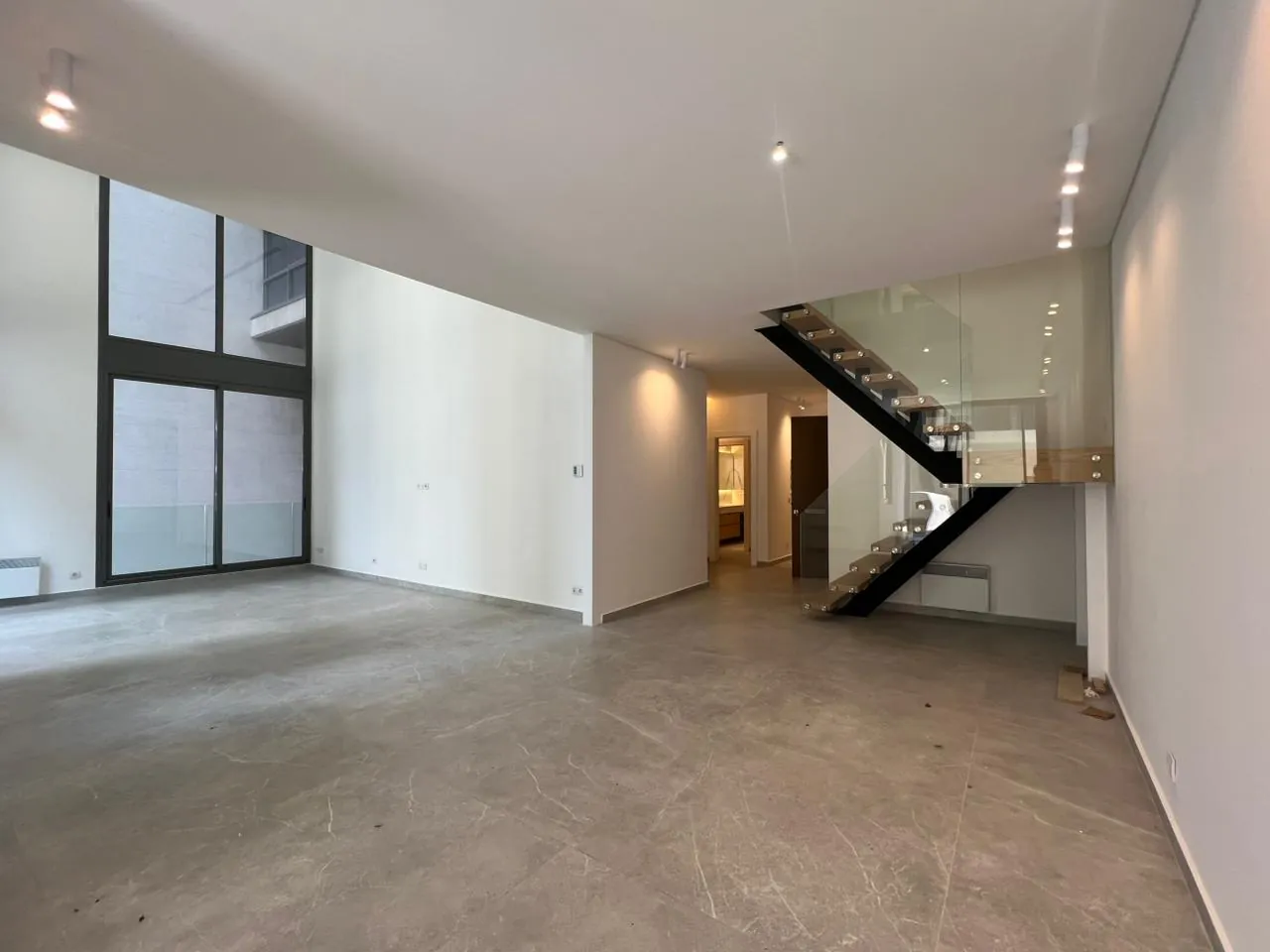 3-Bedroom Loft with Terrace For Sale in Achrafieh, Soho — الصورة 3