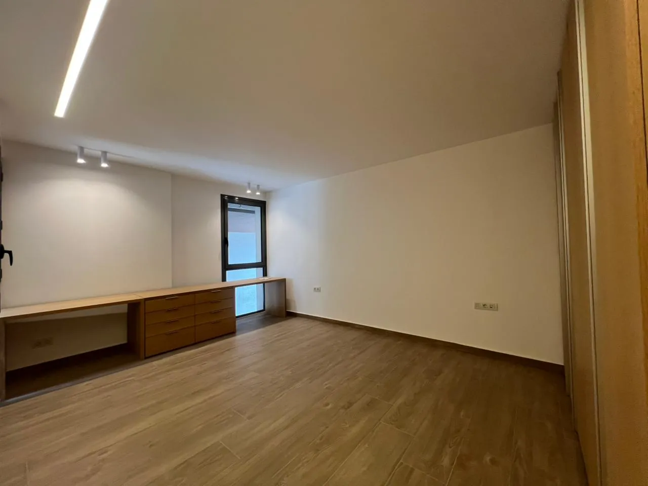3-Bedroom Loft with Terrace For Sale in Achrafieh, Soho — الصورة 7