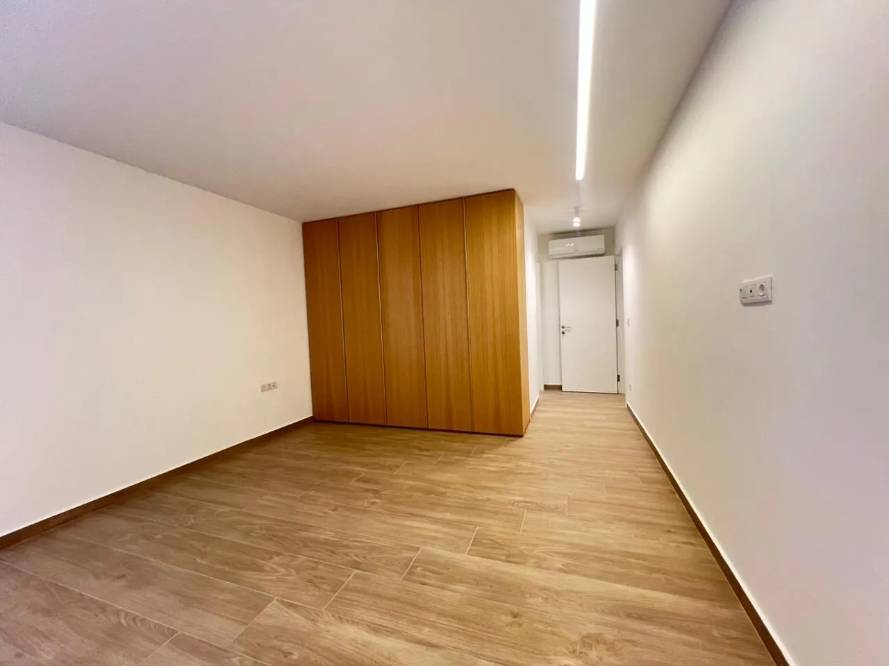 3-Bedroom Loft with Terrace For Sale in Achrafieh, Soho — الصورة 9