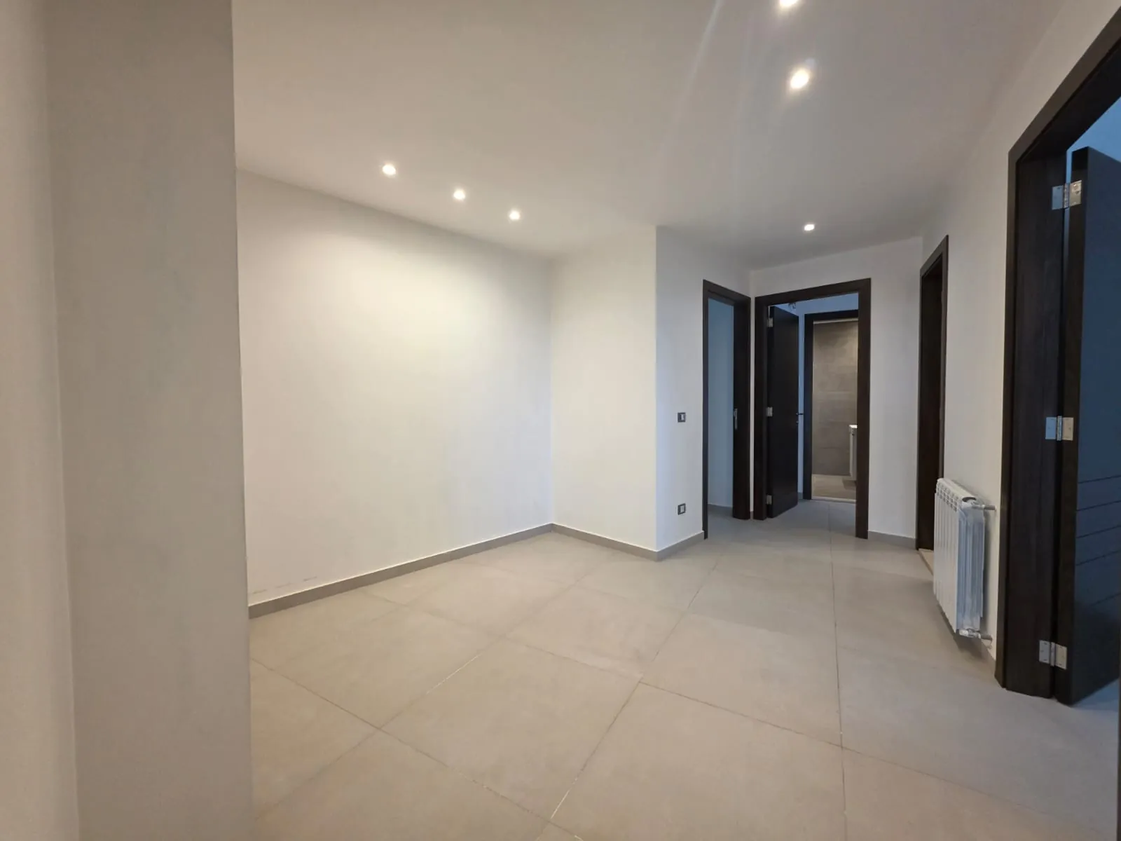Beautiful Apartment For Sale in A High-End Building in Hazmieh — الصورة 3