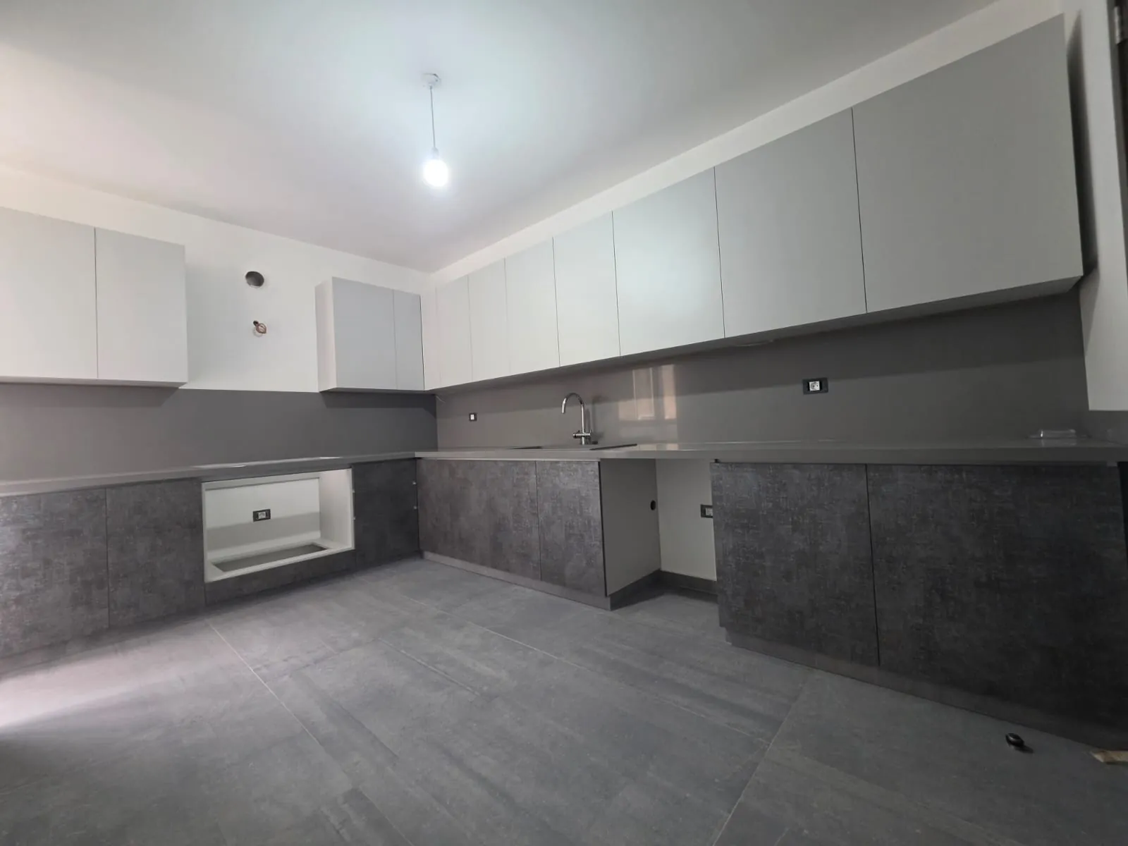 Beautiful Apartment For Sale in A High-End Building in Hazmieh — الصورة 4