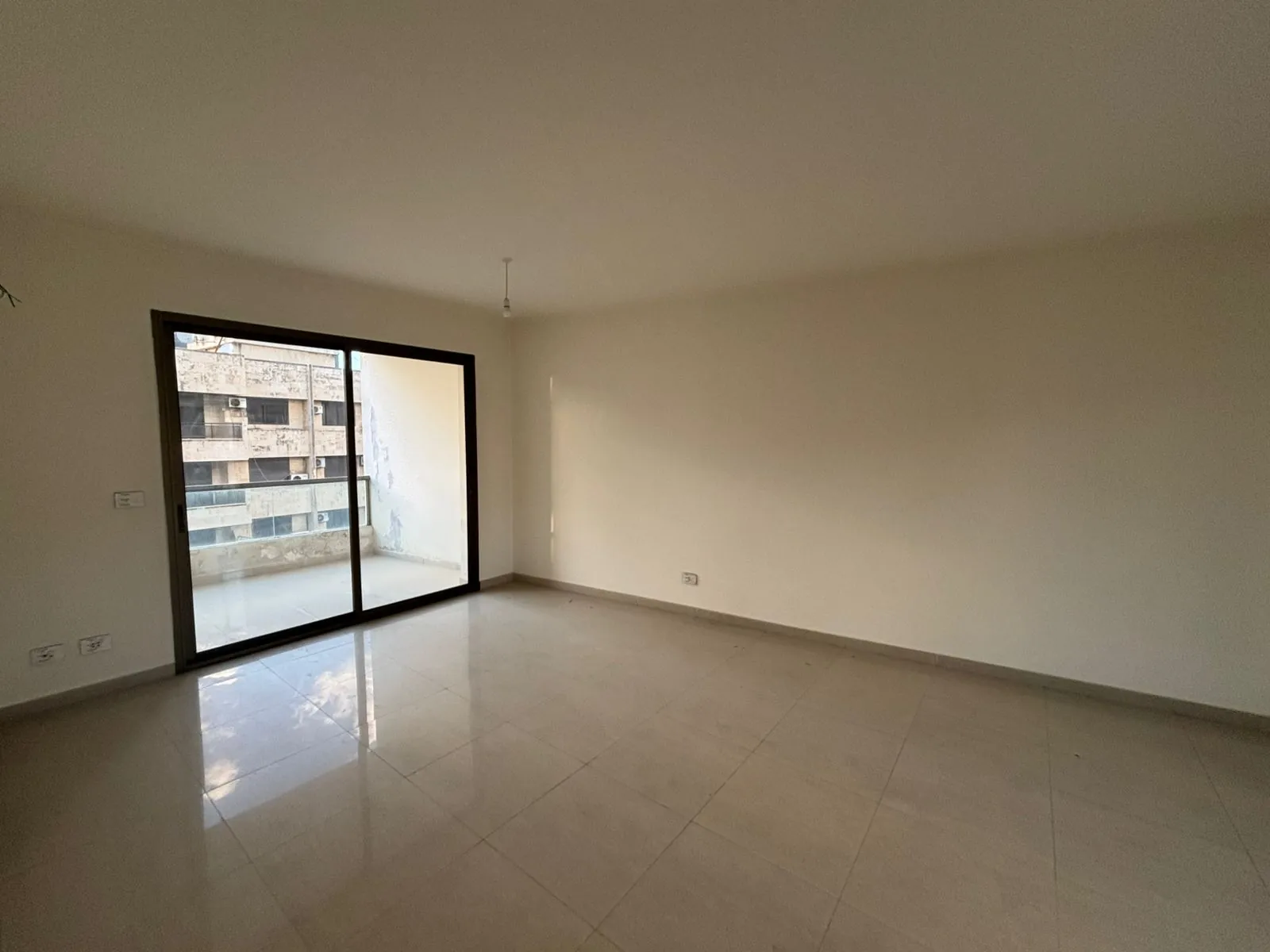 Beautiful Apartment For Sale in Jal El Dib — الصورة 4