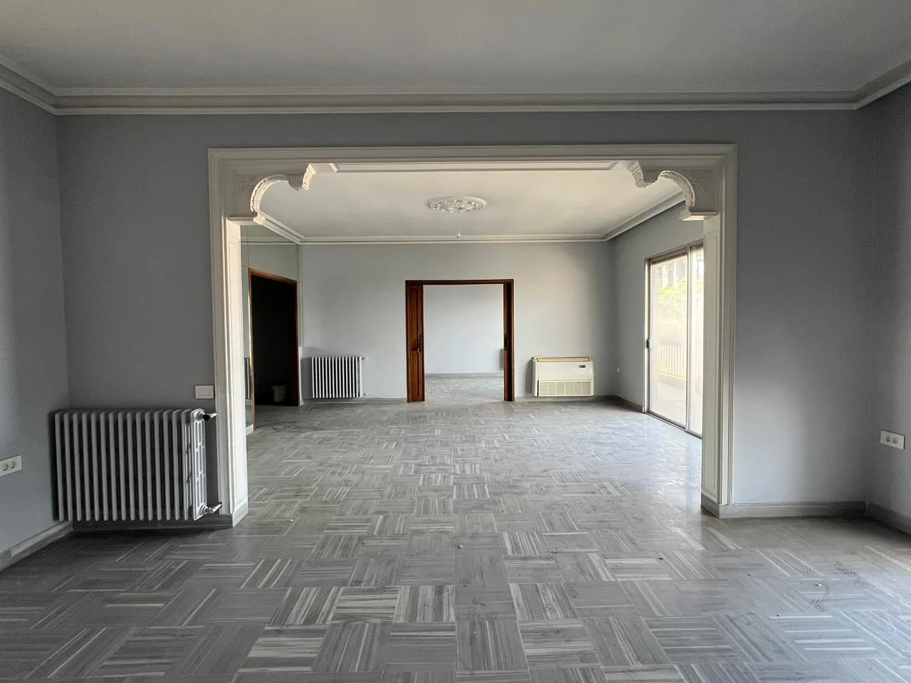 4-Bedroom Apartment with Open City View For Sale in Achrafieh, Carré D'or — الصورة 2