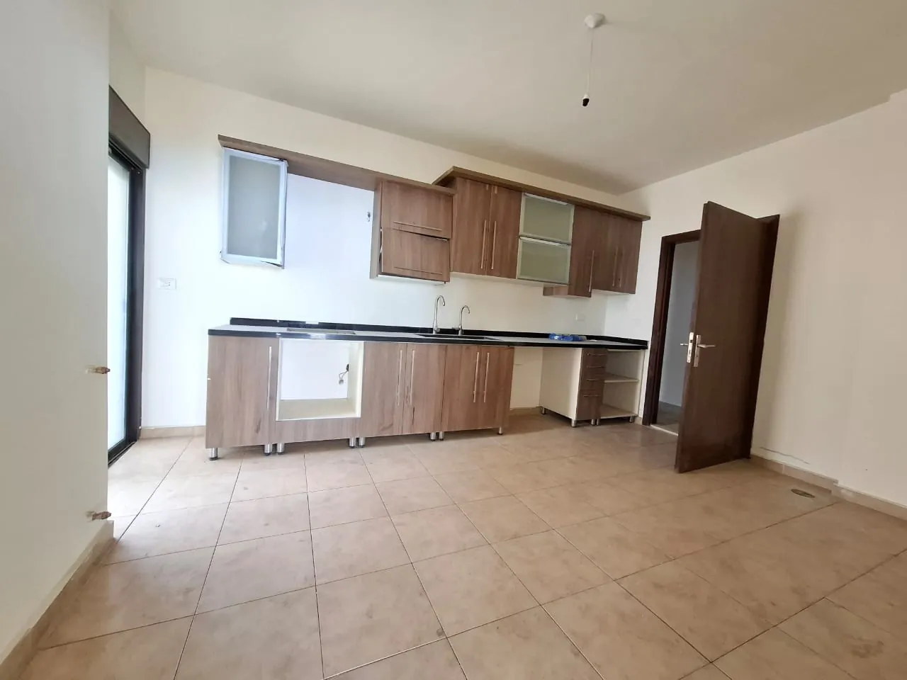 3-Bedroom Apartment with Sea View For Sale in Adma — الصورة 4