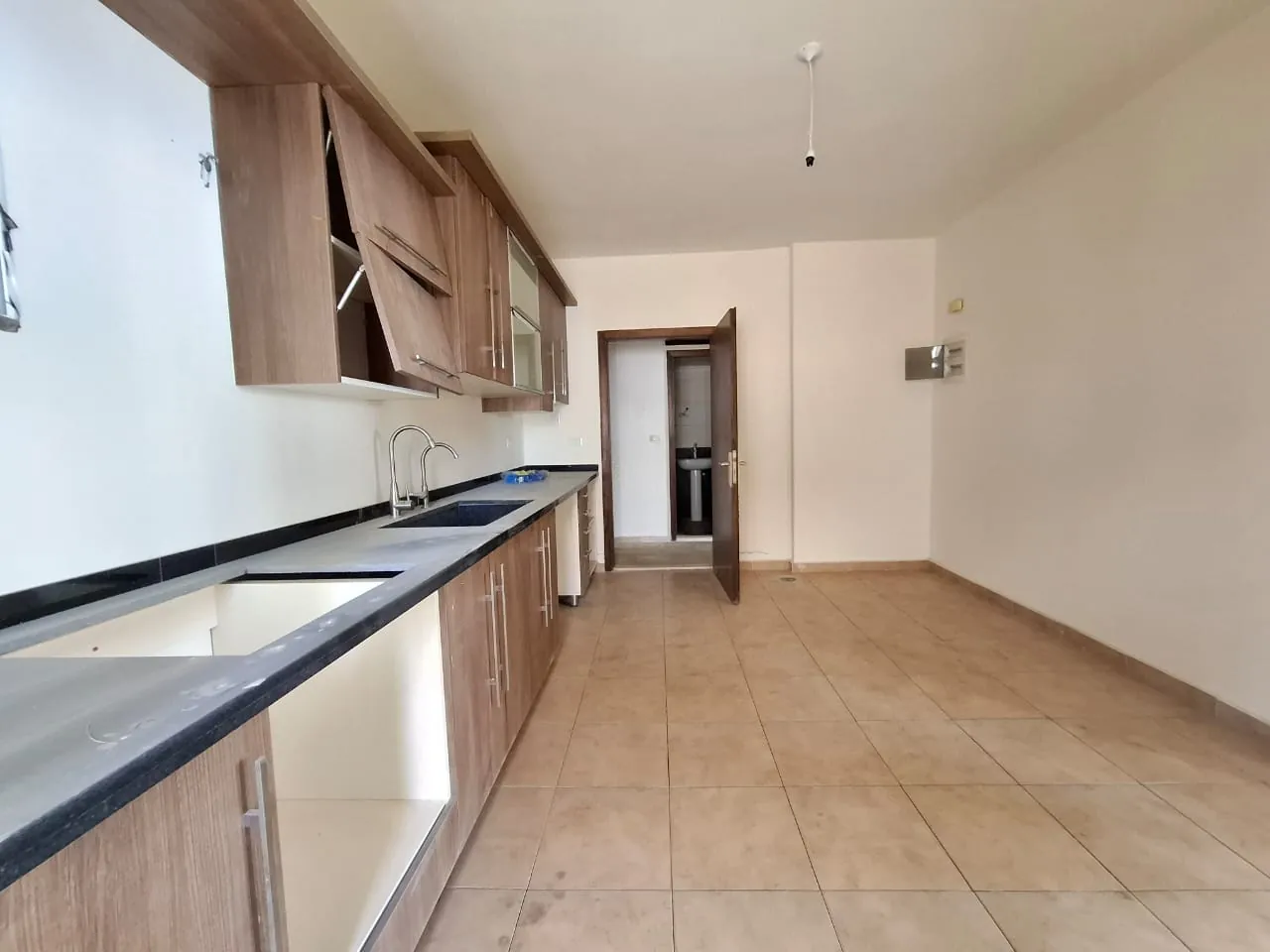 3-Bedroom Apartment with Sea View For Sale in Adma — الصورة 5
