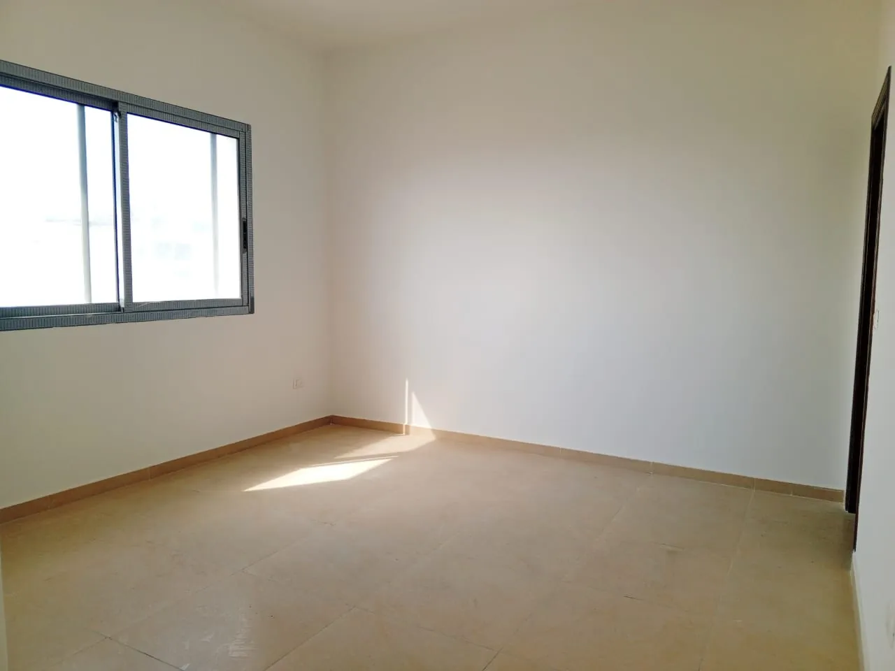 3-Bedroom Apartment with Sea View For Sale in Haret Sakher — الصورة 5