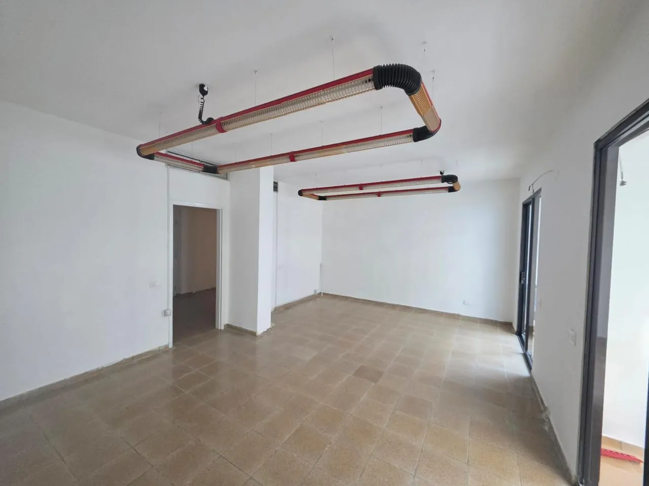 100 SQM Office For Rent in Achrafieh, Saydeh — الصورة 2