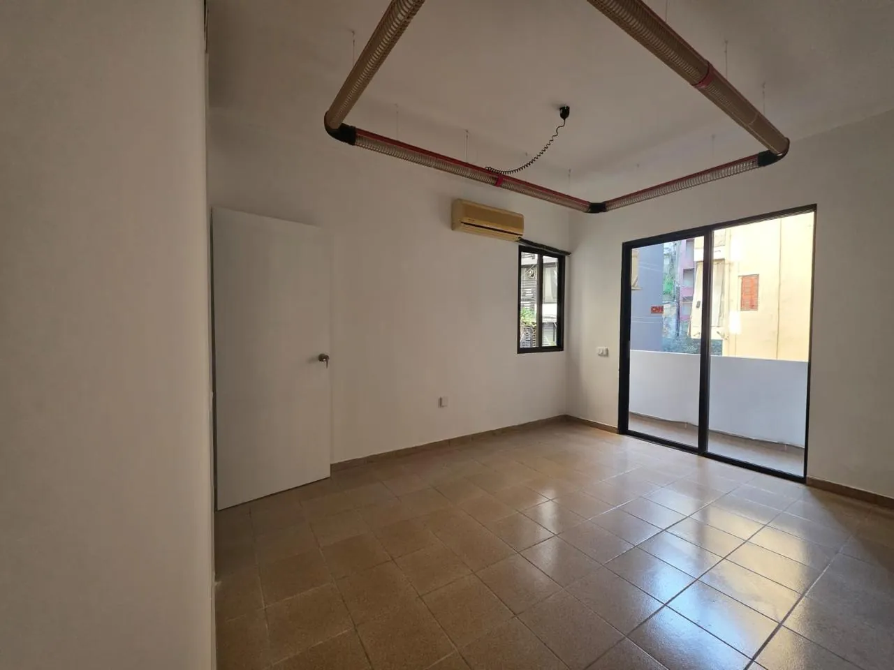 100 SQM Office For Rent in Achrafieh, Saydeh — الصورة 3