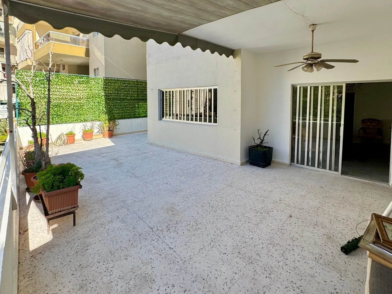 Semi-Furnished Apartment with Terrace For Sale in Adonis, Zouk Mosbeh — الصورة 2