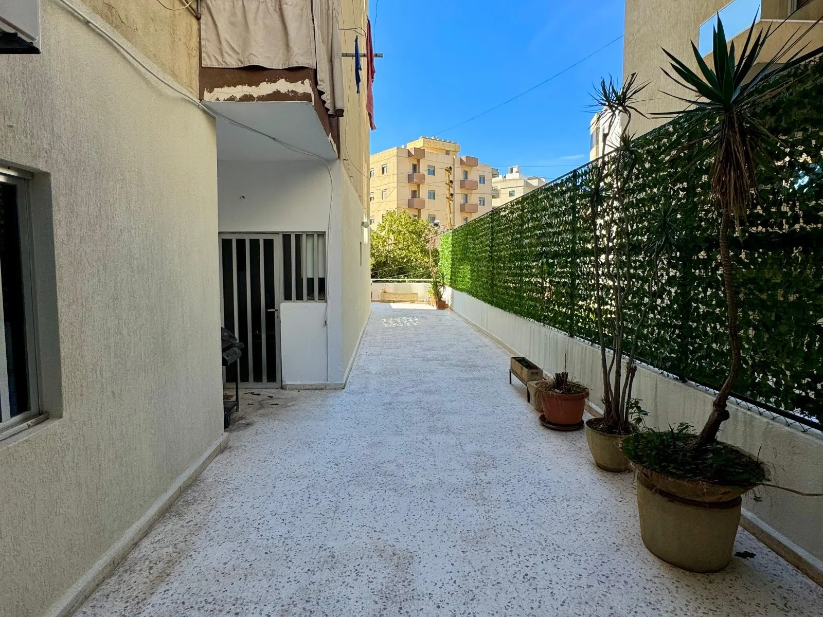 Semi-Furnished Apartment with Terrace For Sale in Adonis, Zouk Mosbeh — الصورة 6