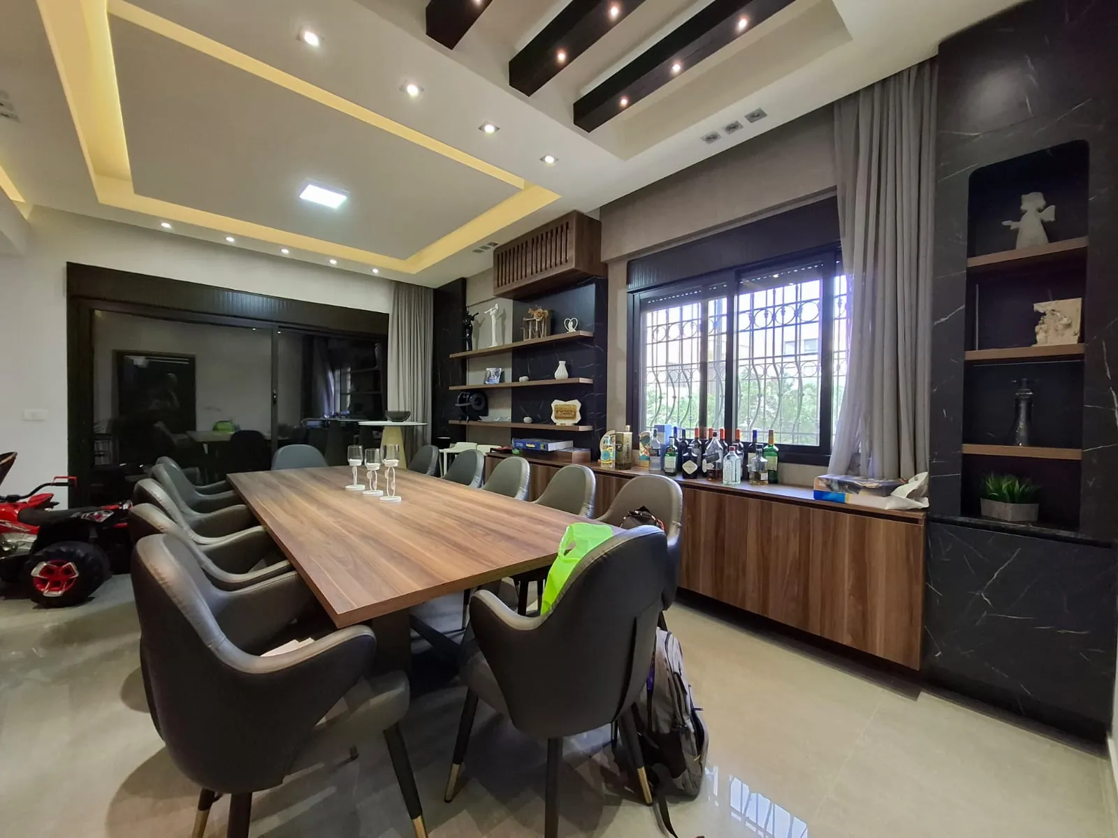 Modern Furnished 3-Bedroom Apartment with Terrace For Sale in Kfaryassine — الصورة 2