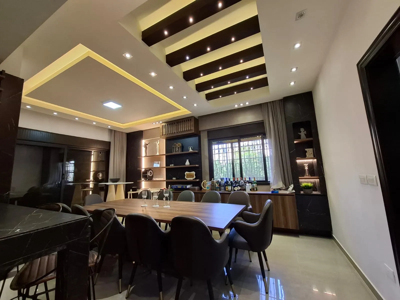 Modern Furnished 3-Bedroom Apartment with Terrace For Sale in Kfaryassine — الصورة 5
