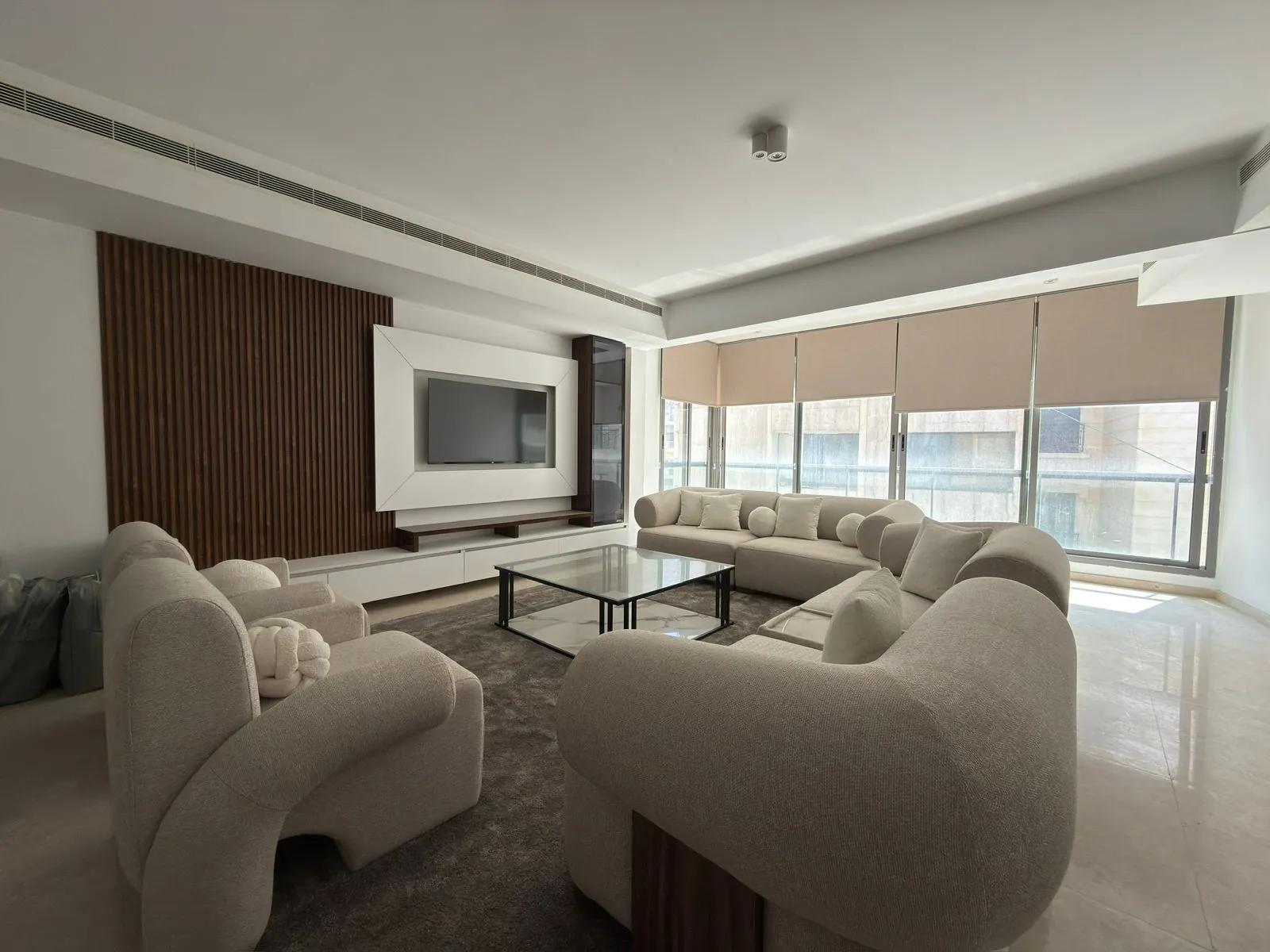 Elegant & Furnished Apartment For Rent in Achrafieh, Sassine — الصورة 2