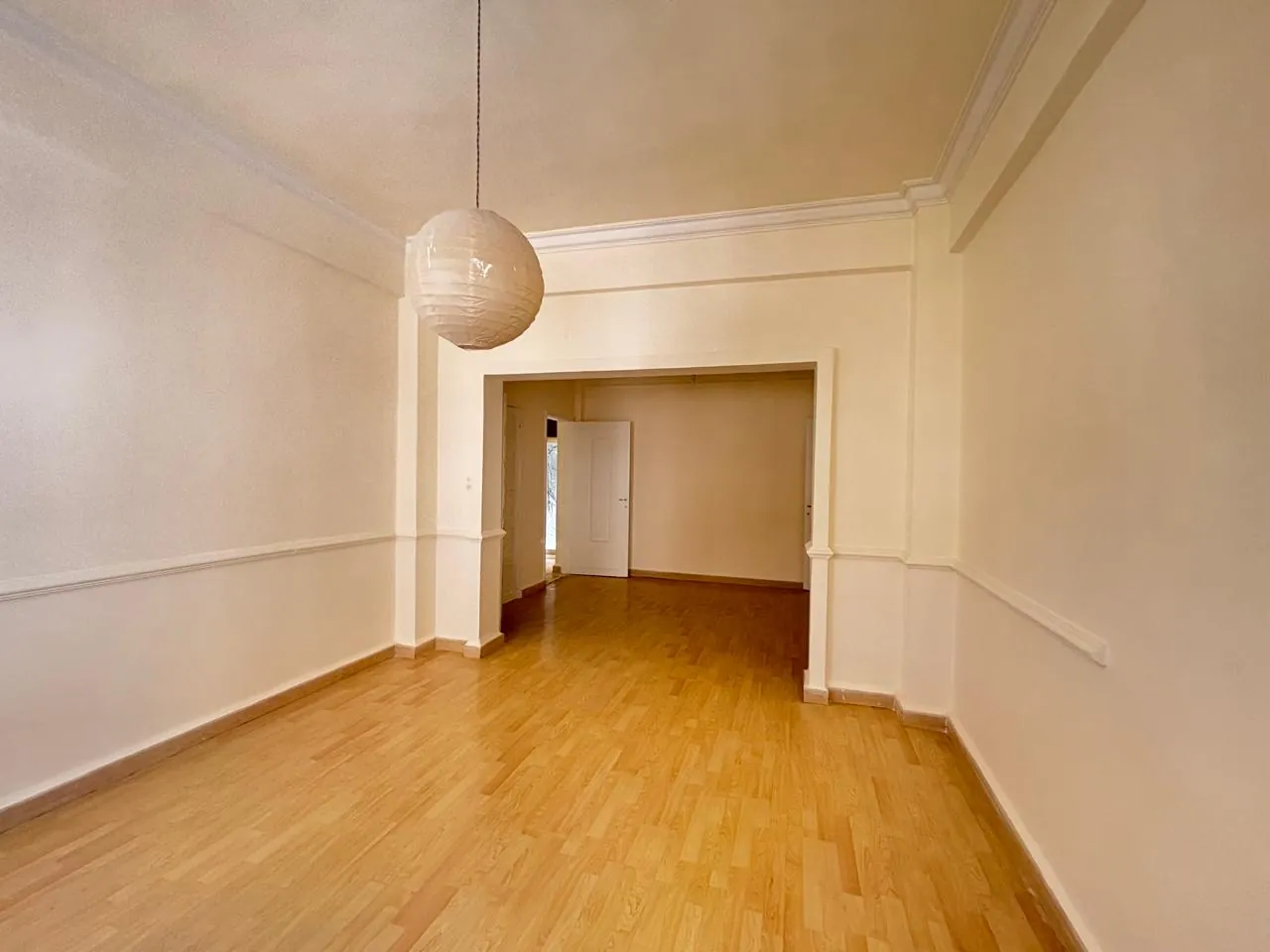 Renovated Vintage 2-Bedroom Apartment For Rent in Badaro — الصورة 2