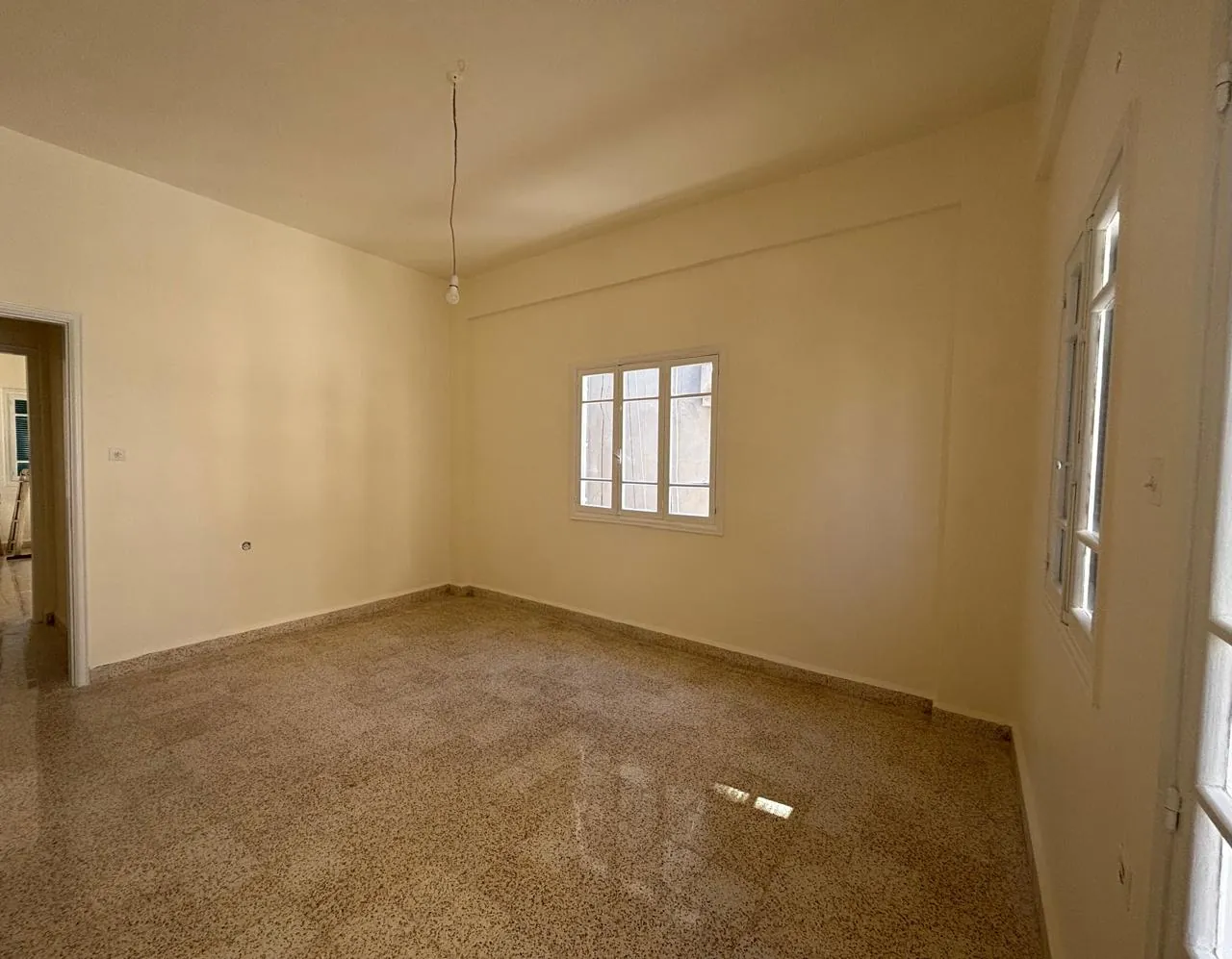 Renovated Vintage 2-Bedroom Apartment For Rent in Badaro — الصورة 3