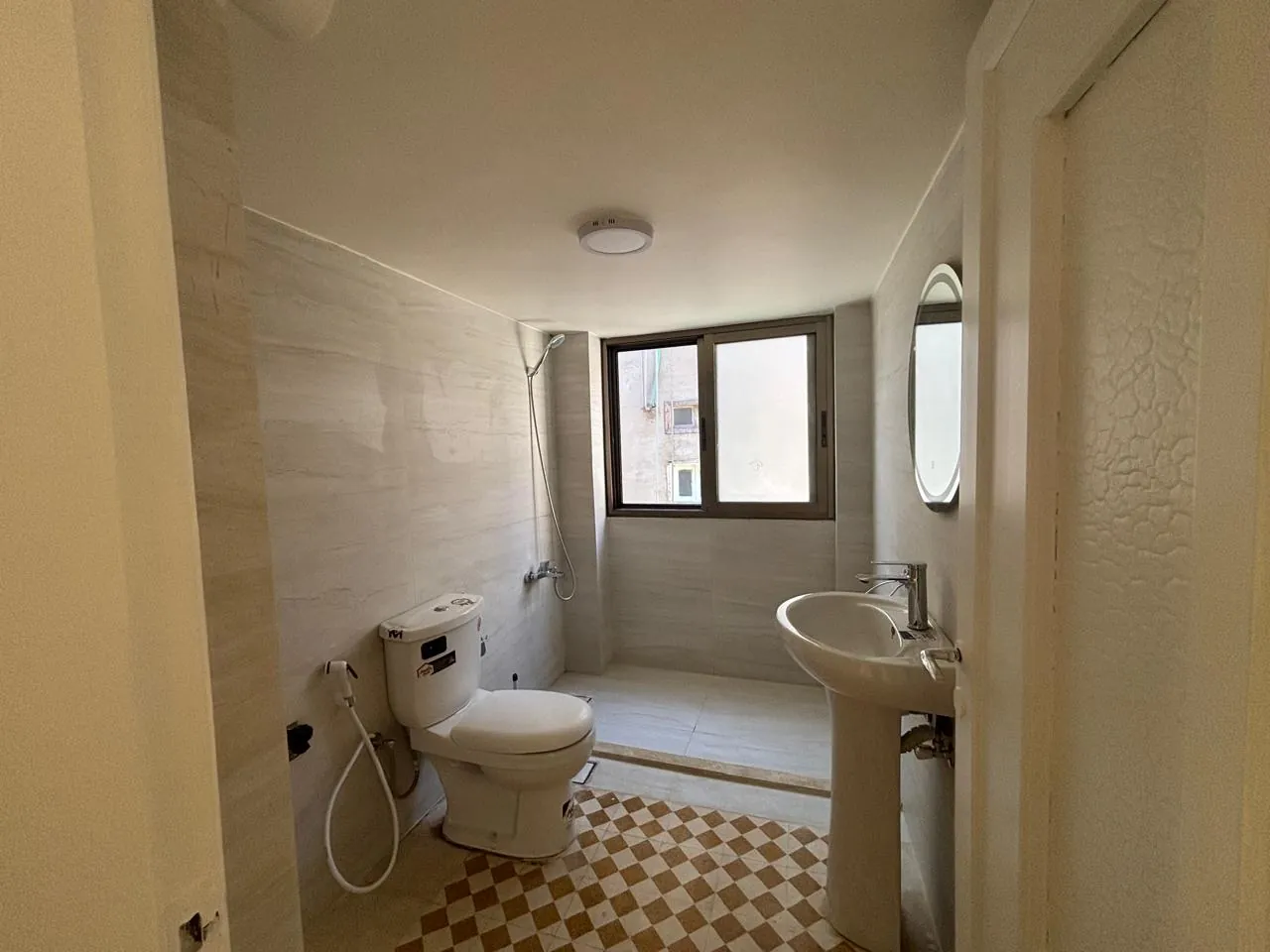 Renovated Vintage 2-Bedroom Apartment For Rent in Badaro — الصورة 5