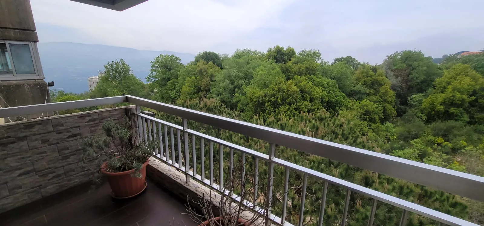 Fully Furnished Apartment with Mountain View For Sale in Ajaltoun — الصورة 2